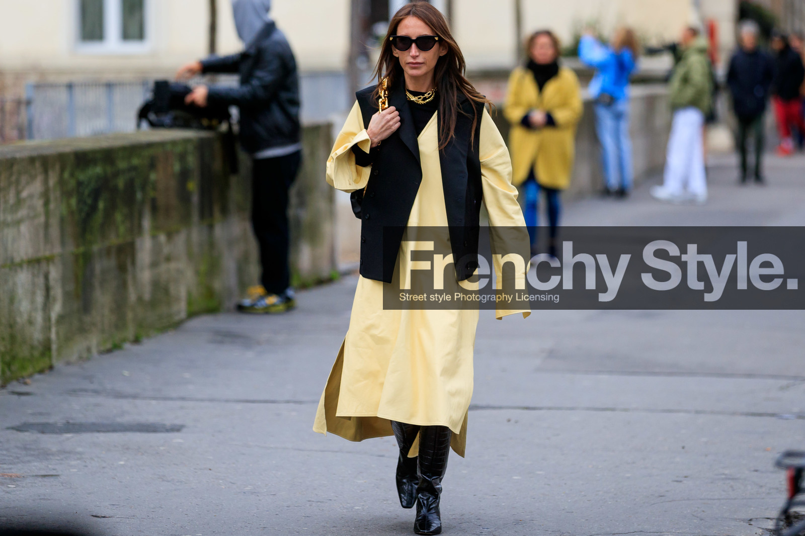 chloe loulou de saison, black jacket, black sunglasses, black leather boots, bottega veneta sunglasses, bottega veneta bag, light yellow dress, light yellow shirt, sleeveless jacket, oversize dress, oversize shirt, dress shirt, golden strap bag, golden necklace, big chain strap bag, big chain necklace, multi necklace, high boots, animal skin boots, fashion week, frenchystyle, FW, jonathan paciullo, street style, PFW, PARIS, AUTUMN WINTER 2020-2021, FALL WINTER 2020-2021, FW 20-21, horizontal, full length, atmosphere details