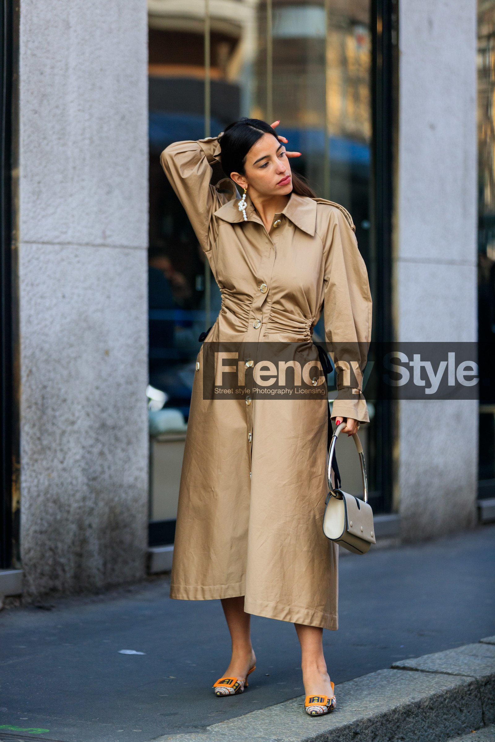 beige bag, beige coat, bettina looney, cut out, earrings, leather bag, leather shoes, trench coat, yellow shoes, MILAN, MFW, fashion week, frenchystyle, FW, jonathan paciullo, street style, AUTUMN WINTER 2019-2020, AW 19-20, FALL WINTER 2019-2020, FW 19-20, vertical, full length