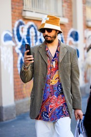 dual toned bucket hat, black sunglasses, grey blazer, buttoned blazer, corduroy blazer, multicolor shirt, printed shirt, white pants, iphone, fashion week, frenchystyle, FW, jonathan paciullo, street style, MFW, MILAN, FALL WINTER 2022_2023, AUTUMN WINTER 2022-2023, FW 22-23, vertical, atmosphere details