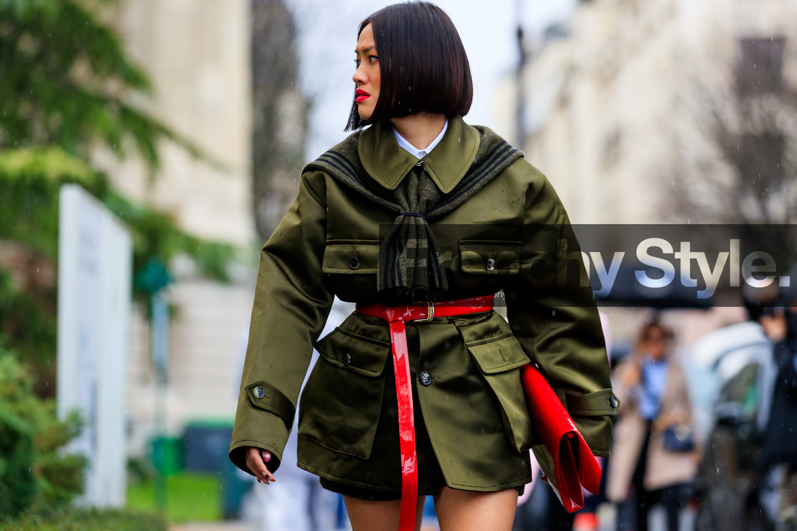 Tiffany Hsu, kaki jacket, kaki pullover, kaki scarf, woolen scarf, belted jacket, military look, military jacket, jacket dress, red polish belt, red polish bag, red polish clutch, margiela bag, margiela belt, margiela jacket, margiela look, margiela pullover, fashion week, frenchystyle, FW, jonathan paciullo, street style, PFW, PARIS, AUTUMN WINTER 2020-2021, FALL WINTER 2020-2021, FW 20-21, horizontal, detail, atmosphere details