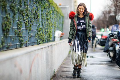 atmosphere details, AUTUMN WINTER 2016-2017, AW 16-17, black boots, black skirt, black t shirt, FALL WINTER 2016-2017, fashion week, frenchystyle, full length, fur collar, FW, FW 16-17, green jacket, horizontal, jonathan paciullo, kaki jacket, lace up shoes, leather boots, LFW, LONDON, MENSWEAR, message, pleated skirt, printed t shirt, red fur, street style, white skirt
