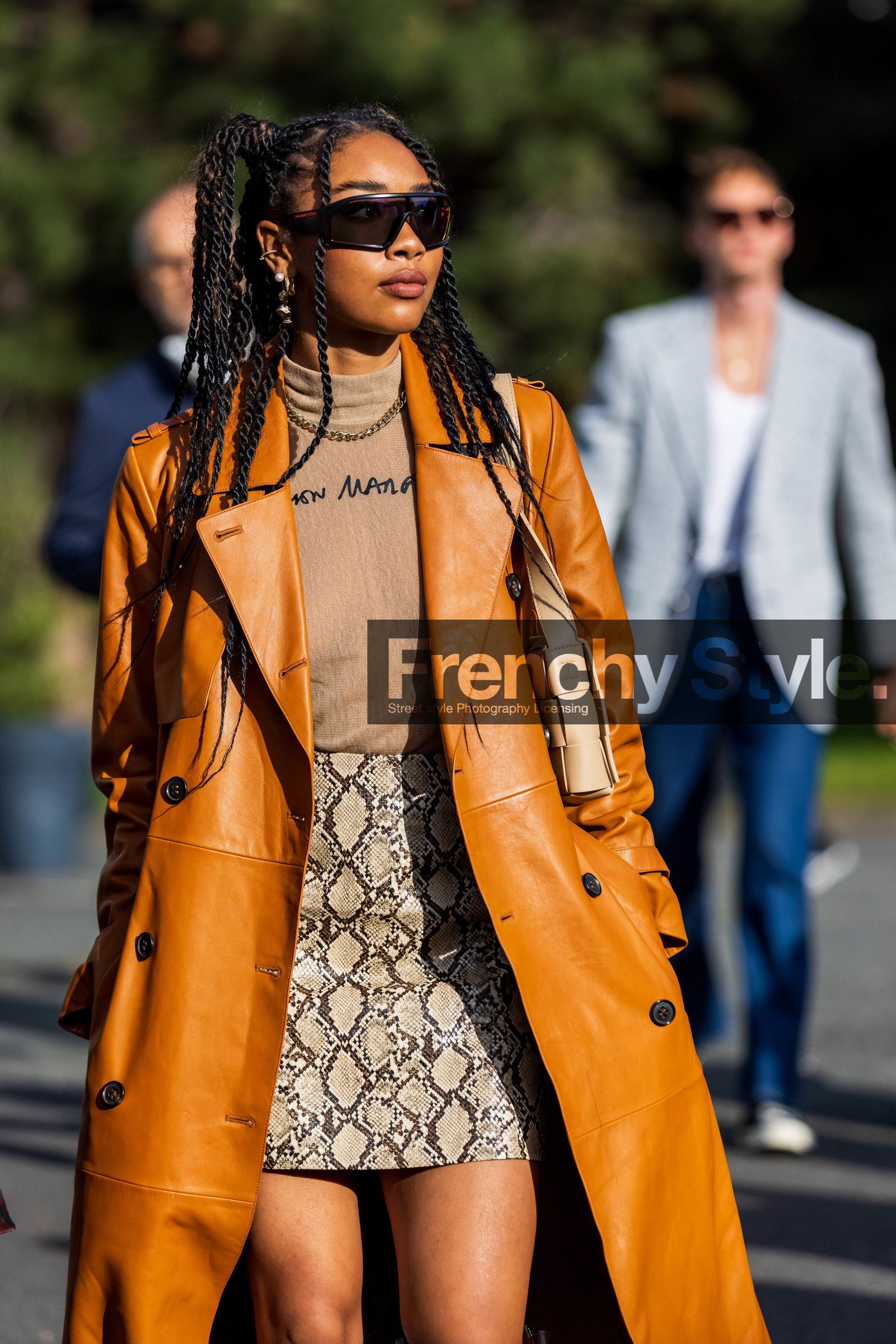 animal print, beige bag, beige skirt, beige turtleneck, camel coat, coat, leather coat, oversize sunglasses, Petra Henriette, printed skirt, python skirt, skirt, sunglasses, turtleneck, street style, jonathan paciullo, FW, frenchystyle, fashion week, PFW, PARIS, SPRING SUMMER 2022, SS 22, vertical, atmosphere details