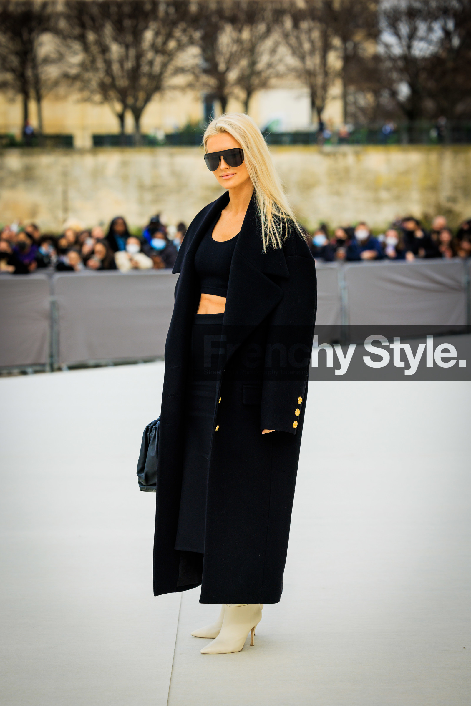black top, cropped top, dior, black coat, black pants, white boots, highheeled boots, black sunglasses, black pouch, fashion week, frenchystyle, FW, jonathan paciullo, street style, AUTUMN WINTER 2022-2023, FALL WINTER 2022_2023, FW 22-23, PFW, PARIS, vertical, full length