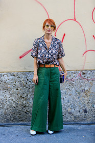brown belt, graphic shirt, green pants, leather bag, leather belt, leather shoes, printed shirt, sara moschini, sunglasses, transparent bag, trousers, white shoes, street style, jonathan paciullo, FW, frenchystyle, fashion week, MFW, MILAN, SPRING SUMMER 2019, SS 19, vertical, full length