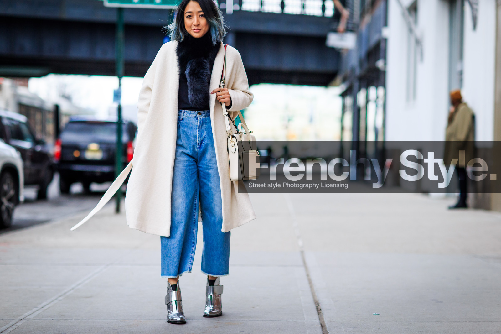 atmosphere details, AUTUMN WINTER 2016-2017, AW 16-17, black fur, black scarf, blue denim, denim pants, dyed hair, FALL WINTER 2016-2017, fashion week, frenchystyle, full length, fur collar, fur collard, FW, FW 16-17, high heels, horizontal, jeans, jonathan paciullo, leather bag, leather boots, NEW YORK, NYFW, silver shoes, street style, trousers, white bag, white coat, woman