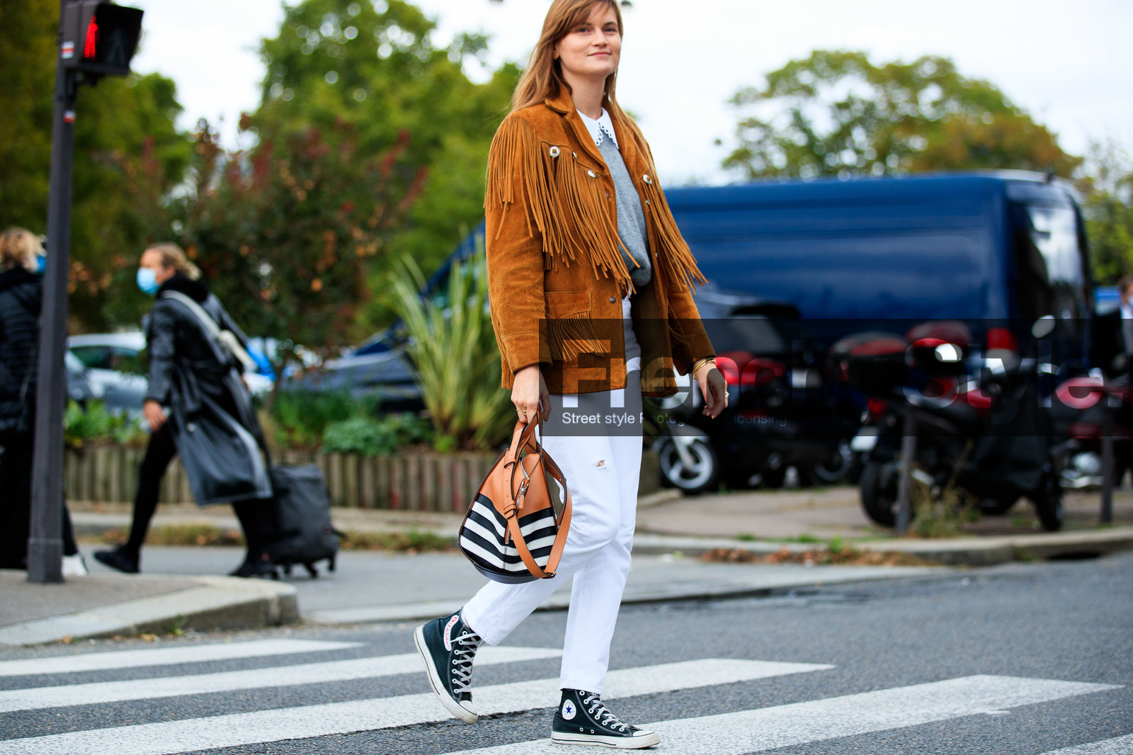 eugenie trochu, camel jacket, camel suede jacket, fringe jacket, cowboy jacket, grey pullover, collar details, white jeans, white leather bag, black leather bag, camel leather bag, striped bag, loewe bag, converse shoes, black sneackers, fashion week, frenchystyle, FW, jonathan paciullo, street style, PFW, PARIS, SPRING SUMMER 2021, SS 21, horizontal, atmosphere details, detail