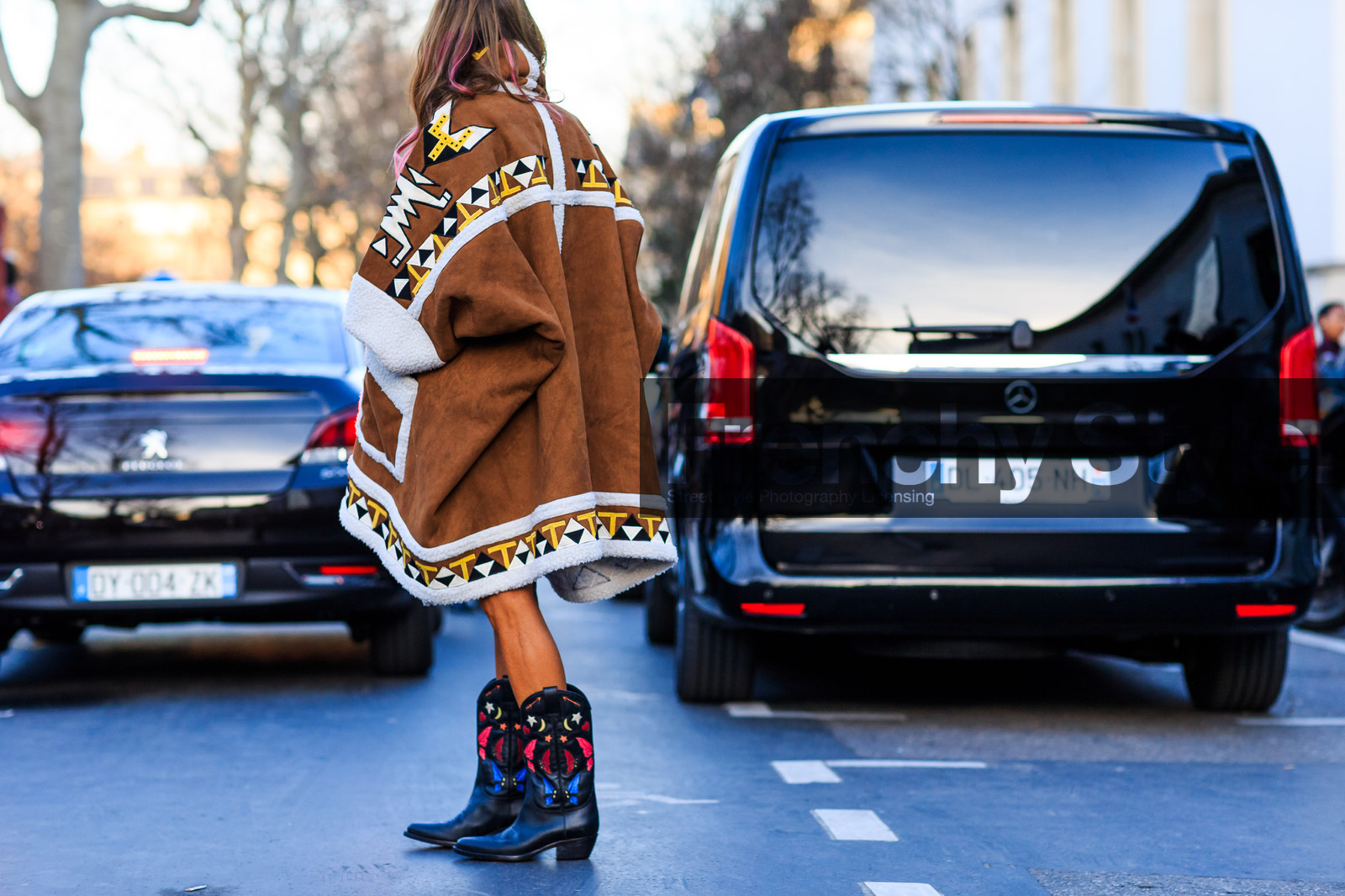 anna dello russo, atmosphere details, AUTUMN WINTER 2016-2017, AW 16-17, black boots, brown coat, detail, dyed hair, embroidered coat, embroidered shoes, FALL WINTER 2016-2017, fashion week, frenchystyle, FW, FW 16-17, horizontal, jonathan paciullo, leather boots, leather coat, PARIS, PFW, pink hair, printed coat, santiags, shearling, street style, suede coat