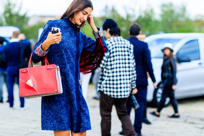 atmosphere details, blue dress, detail, fashion week, frenchystyle, fringes, FW, horizontal, jonathan paciullo, leather bag, MFW, MILAN, printed dress, red bag, Sara Nicole Rossetto, SPRING SUMMER 2017, SS 17, street style