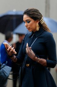 make up, make up details, black eyeshadows, hair clip, hair details, golden hair clip, golden earrings, dangling earrings, black dress, black leather belt, crossbody bag, dior belt, dior dress, fashion week, frenchystyle, FW, jonathan paciullo, street style, SPRING SUMMER 2020, SS 20, PFW, PARIS, vertical, atmosphere details, detail