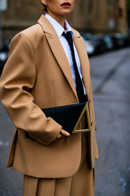 beige jacket, beige pants, beige suits, camel pants, camel suits, camel jacket, oversize jacket, oversize pants, oversize suits, boyish look, white shirt, black tie, black leather clutch, high waist pants, pleated pants, bottega veneta bag, loose pants, loose jacket, karina nigay, street style, jonathan paciullo, FW, frenchystyle, fashion week, MFW, MILAN, SPRING SUMMER 2021, SS 21, vertical, detail