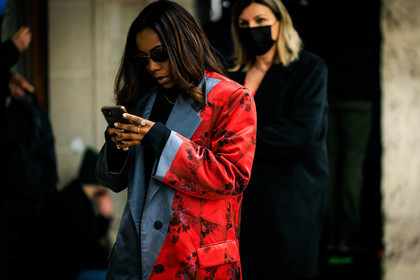 flower print blazer, red blazer, rings, iphone, black top, grey toned blazer, close up, street style, jonathan paciullo, FW, frenchystyle, fashion week, AUTUMN WINTER 2022-2023, FALL WINTER 2022_2023, FW 22-23, PFW, PARIS, horizontal, atmosphere details, detail, black sunglasses