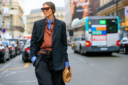 julie pelipas, black jacket, black pants, black suits, tailored pants, loose jacket, loose pants, camel shirt, light blue shirt, celine sunglasses, big sunglasses, beige leather clutch, bottega veneta bag, black leather belt, layered shirt, PARIS, PFW, SPRING SUMMER 2020, SS 20, fashion week, frenchystyle, FW, jonathan paciullo, street style, horizontal, atmosphere details, detail