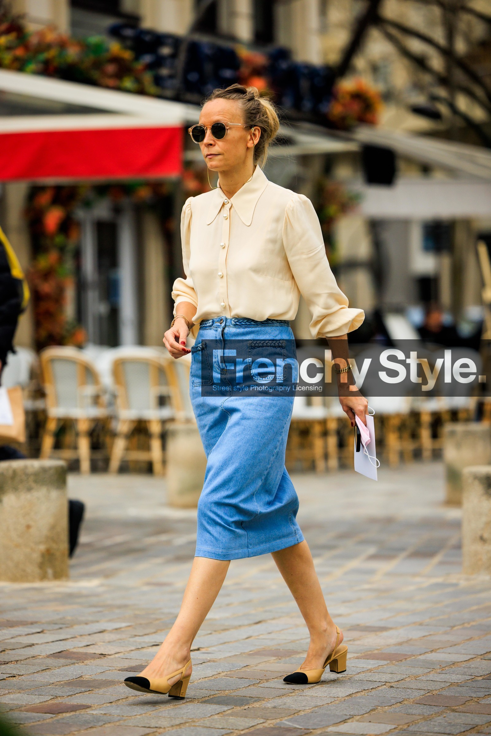 casula chic look, parisian style, denim skirt, midi skirt, chanel slingback, chanel shoes, black sunglasses, cream shirt, street style, jonathan paciullo, FW, frenchystyle, fashion week, AUTUMN WINTER 2022-2023, FALL WINTER 2022_2023, FW 22-23, PFW, PARIS, full length, vertical