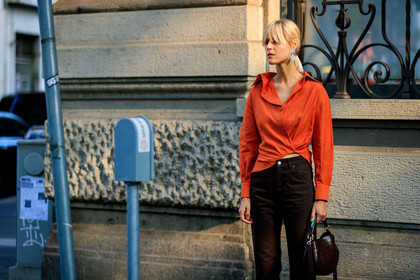 brown bag, brown denim, denim pants, earrings, jeans, leather bag, linda tol, orange shirt, trousers, fashion week, frenchystyle, FW, jonathan paciullo, street style, MFW, MILAN, SPRING SUMMER 2019, SS 19, atmosphere details, horizontal, detail