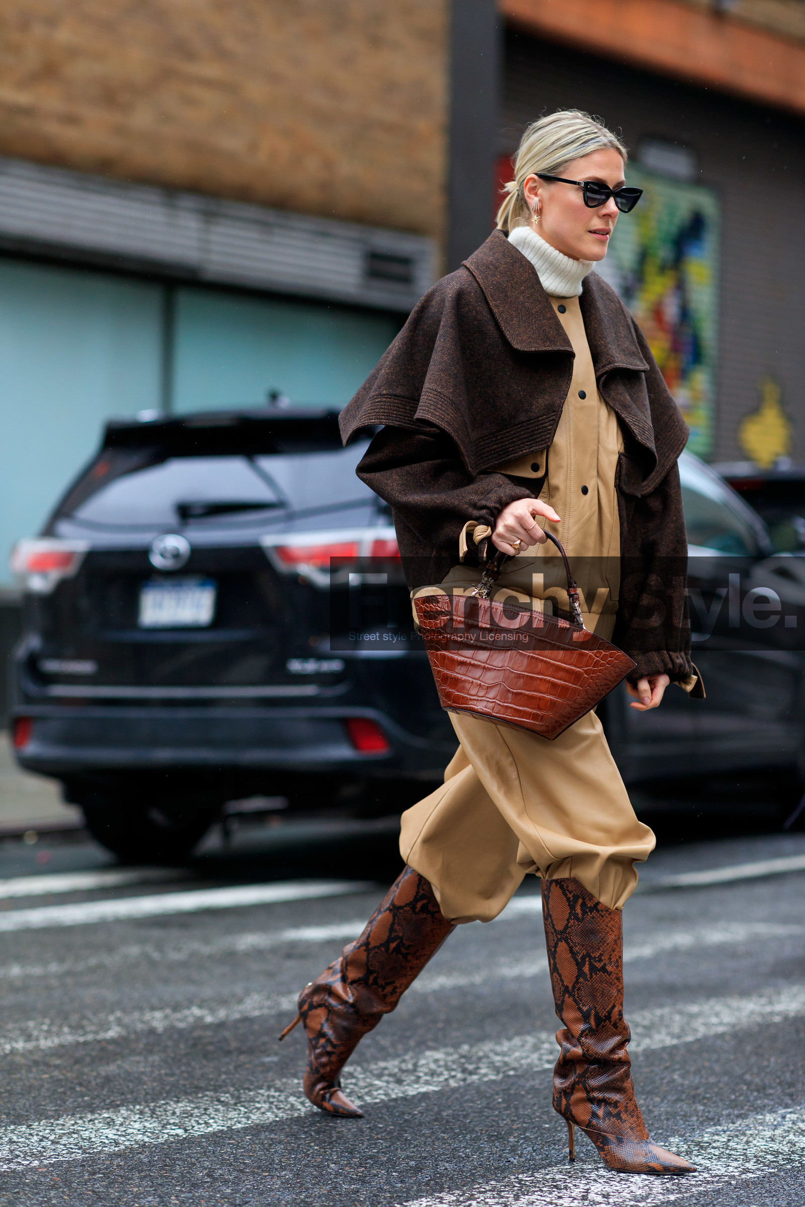 brown coat, beige leather shirt, beige leather jacket, beige leather pants, white pullover, turtleneck pullover, brown leather bag, brown leather boots, animal skin bag, animal skin boots, hand bag, high boots, high heels boots, chylak bag, fashion week, frenchystyle, FW, jonathan paciullo, street style, NYFW, NEW YORK, AUTUMN WINTER 2020-2021, FALL WINTER 2020-2021, FW 20-21, vertical, full length