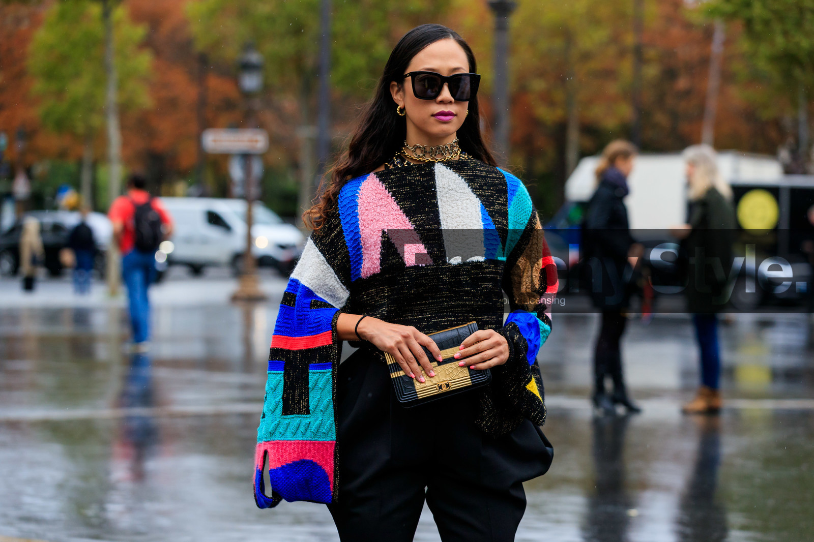 black pullover, multicolor pullover, chanel bag, chanel pullover, chanel necklace, letters necklace, chocker, choker necklace, choker necklace, lurex pullover, golden pullover, golden bag, black leather bag, animal skin bag, PARIS, PFW, SPRING SUMMER 2020, SS 20, fashion week, frenchystyle, FW, jonathan paciullo, street style, horizontal, atmosphere details, detail