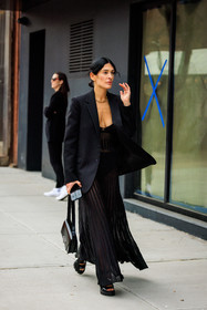 black full look, black hand bag, black, blazer, black high heeled sandals, valentino golden choker, athena calderone, fashion week, frenchystyle, FW, jonathan paciullo, street style, NYFW, NEW YORK, AUTUMN WINTER 2022-2023, FALL WINTER 2022_2023, FW 22-23, vertical, full length