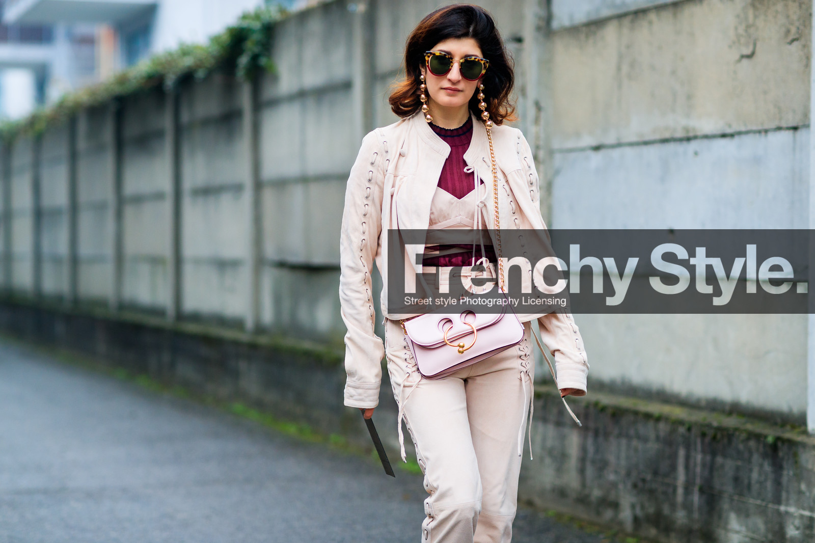 atmosphere details, AUTUMN WINTER 2017-2018, AW 17-18, bra, detail, earrings, FALL WINTER 2017-2018, fashion week, frenchystyle, FW, FW 17-18, horizontal, jonathan paciullo, jw anderson, leather bag, MFW, MILAN, pink bag, pink jacket, pink pants, red top, street style, sunglasses, sweatpants, tone on tone, total look pink, trousers, valentina siragusa