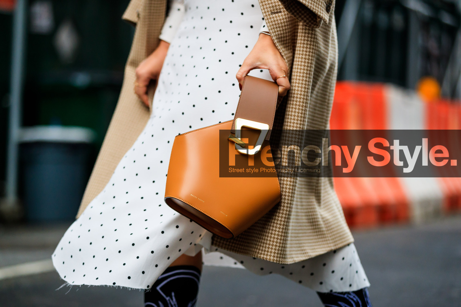 beige coat, camel bag, checked, graphic bag, graphic dress, graphic jacket, houndstooth pattern, leather bag, over the shoulder, plaid, polka dot, printed dress, printed jacket, tartan, white dress, street style, jonathan paciullo, FW, frenchystyle, fashion week, NYFW, NEW YORK, AUTUMN WINTER 2018-2019, AW 18-19, FALL WINTER 2018-2019, FW 18-19, atmosphere details, horizontal, detail, danielle bernstein