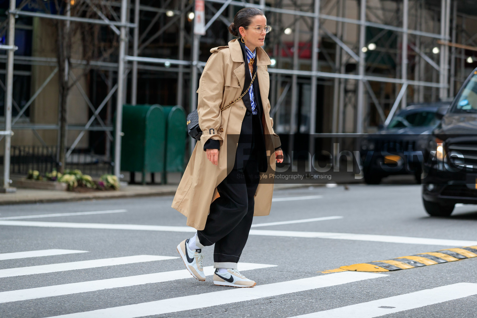 Lucy Chadwick, loose pants, beige trench coat, black jacket, blue shirt, white shirt, striped shirt, nike shoes, white sneakers, golden chain strap bag, golden earrings, golden frame glasses, golden necklace, crossbody bag, hoop earrings, multi necklace, charms necklace, beige sneakers, suede sneakers, fashion week, frenchystyle, FW, jonathan paciullo, street style, NYFW, NEW YORK, AUTUMN WINTER 2020-2021, FALL WINTER 2020-2021, FW 20-21, horizontal, atmosphere details, full length