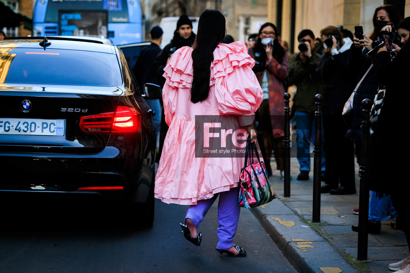 ruffle dress, pink dress, purple pants, multicolor handbag, flat sandals, long black hair, fashion week, frenchystyle, FW, jonathan paciullo, street style, AUTUMN WINTER 2022-2023, FALL WINTER 2022_2023, FW 22-23, PFW, PARIS, horizontal, atmosphere details, full length