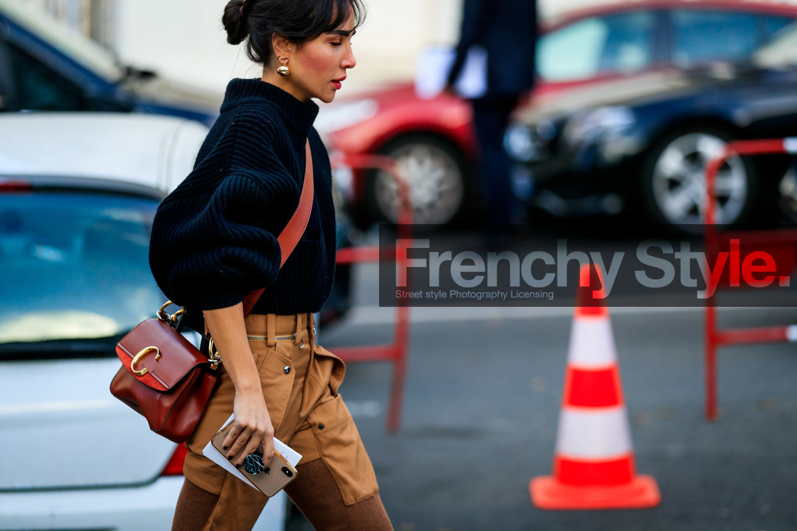 black sweater, brown pants, chloé, earrings, leather bag, red bag, trousers, PARIS, PFW, street style, jonathan paciullo, FW, frenchystyle, fashion week, AUTUMN WINTER 2019-2020, AW 19-20, FALL WINTER 2019-2020, FW 19-20, horizontal, atmosphere details, detail