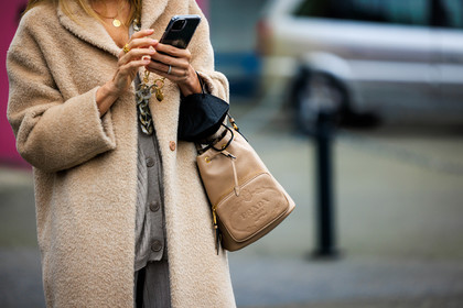 details, prada handbag, leather bag, oatmeal bag, golden necklace, silver ring, golden rings, grey cardigan, oatmeal coat, fluffy coat, iphone, coperni, street style, jonathan paciullo, FW, frenchystyle, fashion week, AUTUMN WINTER 2022-2023, FALL WINTER 2022_2023, FW 22-23, PFW, PARIS, horizontal, atmosphere details, detail