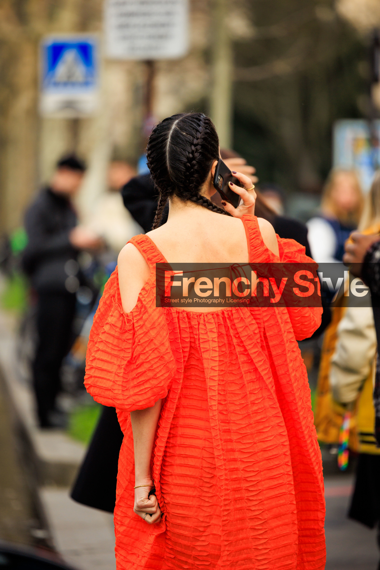 back detail, globe sleeves, orange dress, piggy tails, oversized dress, street style, jonathan paciullo, FW, frenchystyle, fashion week, AUTUMN WINTER 2022-2023, FALL WINTER 2022_2023, FW 22-23, PFW, PARIS, vertical, detail