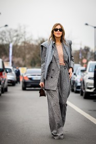grey jumper, grey suit, oversized pants, baggy pants, pink top, shiny top, black sunglasses, mini bag, mini brown bag, coperni, street style, jonathan paciullo, FW, frenchystyle, fashion week, AUTUMN WINTER 2022-2023, FALL WINTER 2022_2023, FW 22-23, PFW, PARIS, full length, vertical