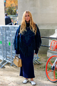blanca miro scrimieri, navy blue pullover, navy blue skirt, coat cape, pullover cape, knit skirt, knitwear, fringe pullover, long skirt, beige leather bag, loewe bag, white leather loafers, white leather shoes, flat shoes, PARIS, PFW, SPRING SUMMER 2020, SS 20, fashion week, frenchystyle, FW, jonathan paciullo, street style, vertical, full length