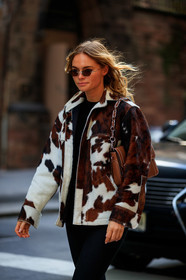 fur coat, brown leather bag, silvered chain strap bag, shoulder bag, michael kors bag, brown jacket, white jacket, bicolor jacket, small sunglasses, metalic frame sunglasses, fashion week, frenchystyle, FW, jonathan paciullo, street style, NYFW, NEW YORK, AUTUMN WINTER 2020-2021, FALL WINTER 2020-2021, FW 20-21, vertical, atmosphere details, detail