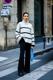 striped jumper, white jumper, black pants, flared pants, black shoes, chanel derbies, blue handbag, mini handbag, golden loops, fashion week, frenchystyle, FW, jonathan paciullo, street style, AUTUMN WINTER 2022-2023, FALL WINTER 2022_2023, FW 22-23, PFW, PARIS, vertical, full length