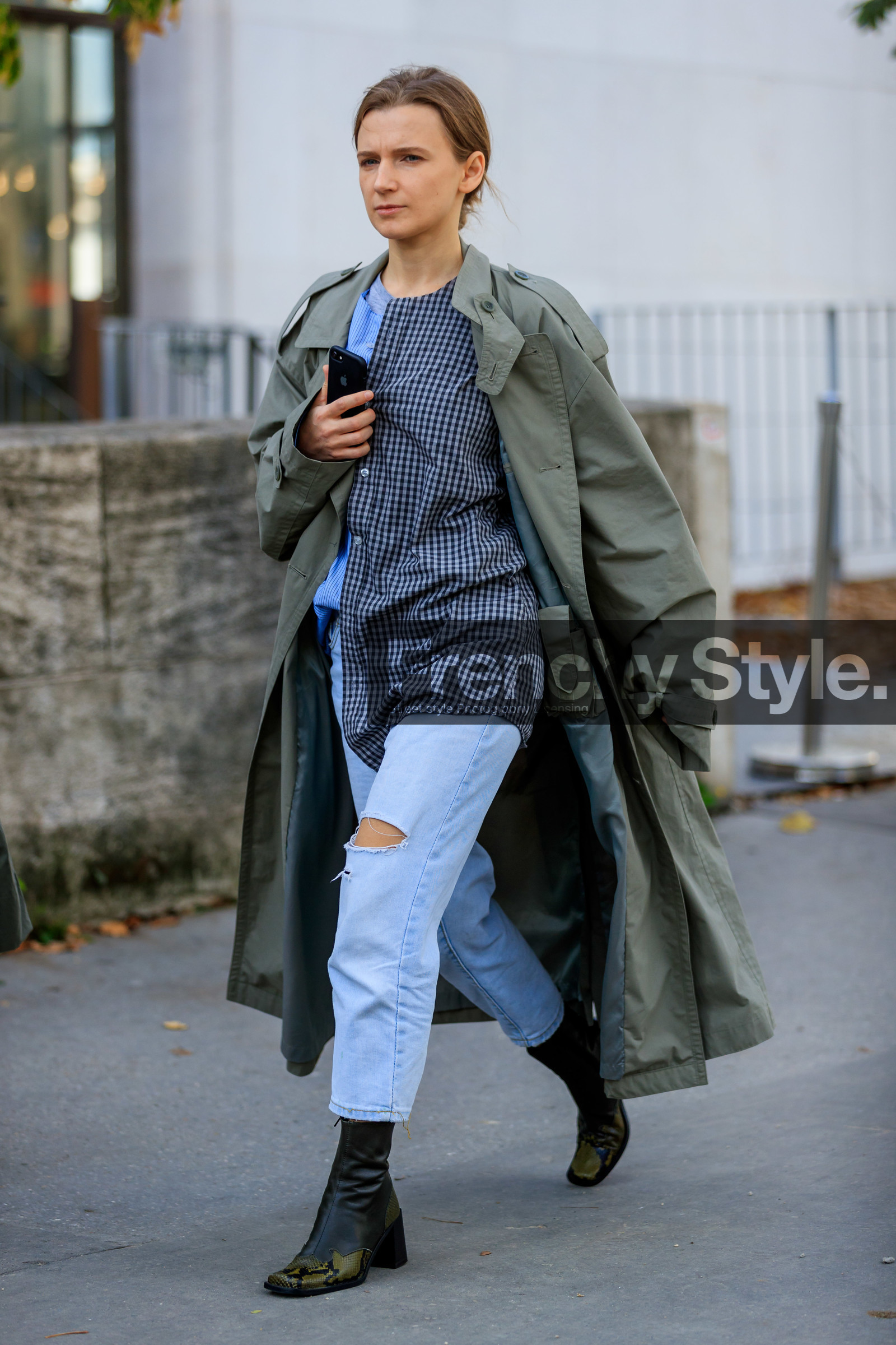 kaki trench coat, oversize trench coat, light blue jeans, used jeans, grey shirt, checked shirt, light blue shirt, striped shirt, low boots, black leather boots, animal skin boots, kaki leather boots, fashion week, frenchystyle, FW, jonathan paciullo, street style, SPRING SUMMER 2020, SS 20, PFW, PARIS, vertical, full length