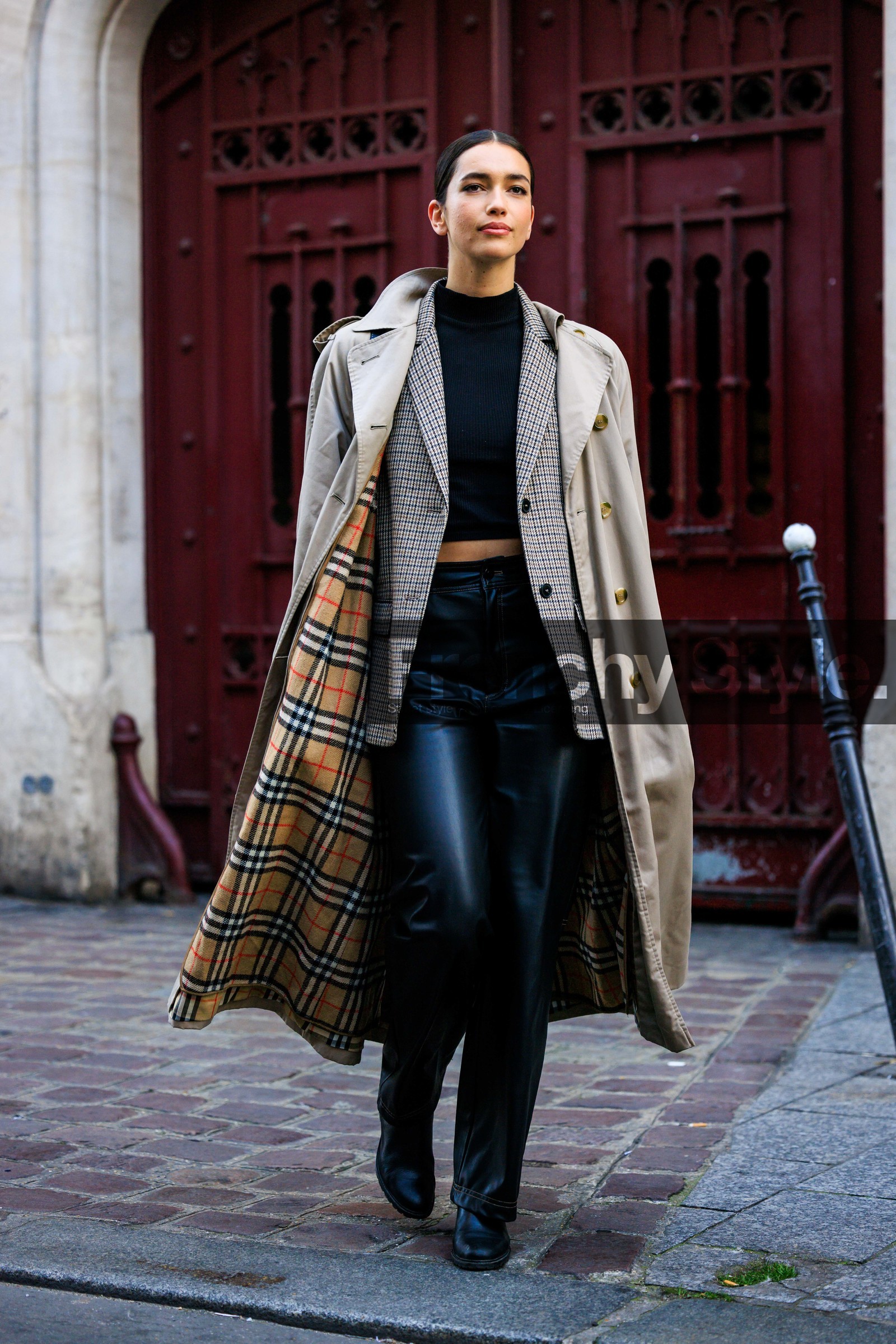burberry trench, black trop, black cropped top, leayher pants, baggy trousers, black trousers, black and white blazer, model, street style, jonathan paciullo, FW, frenchystyle, fashion week, AUTUMN WINTER 2022-2023, FALL WINTER 2022_2023, FW 22-23, PFW, PARIS, full length, vertical, black boots