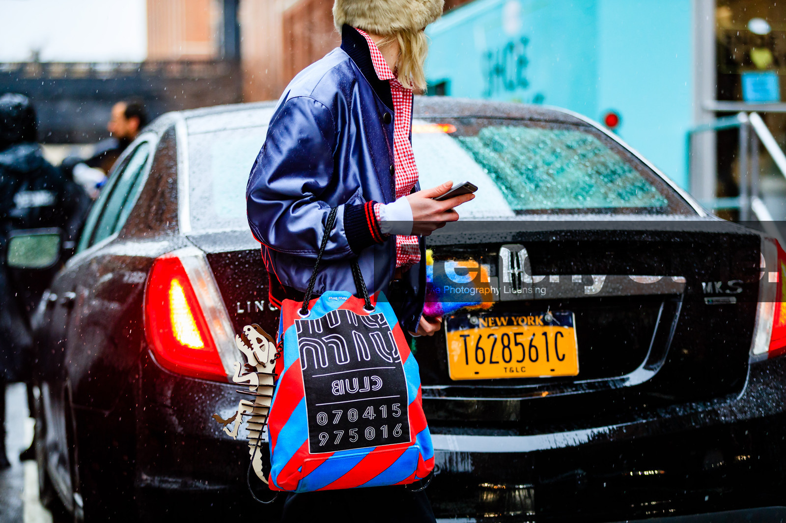 atmosphere details, AUTUMN WINTER 2017-2018, AW 17-18, blue bag, bomber jacket, detail, FALL WINTER 2017-2018, fashion week, frenchystyle, fur hat, FW, FW 17-18, graphic bag, horizontal, jonathan paciullo, miu miu, NEW YORK, NYFW, printed bag, printed scarf, purple jacket, red bag, street style, striped bag, teddy jacket, tote bag, turquoise, white beanie, white fur, yellow scarf
