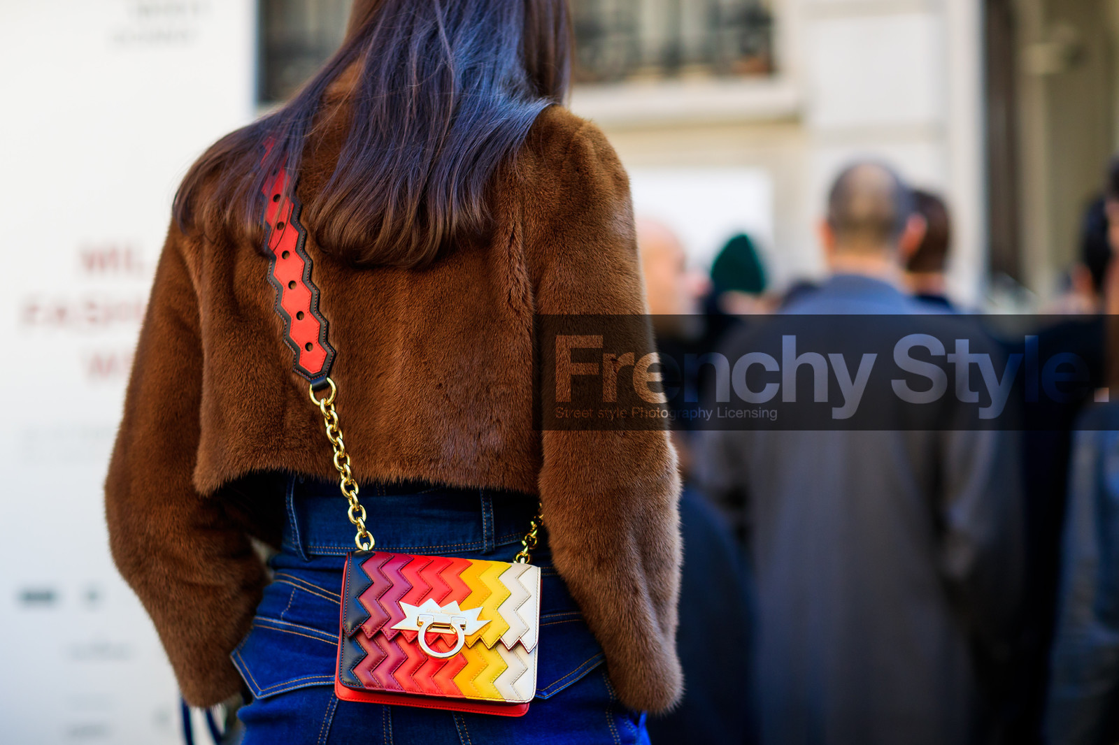 atmosphere details, AUTUMN WINTER 2017-2018, AW 17-18, back detail, blue denim, brown fur, brown jacket, denim pants, detail, FALL WINTER 2017-2018, fashion week, frenchystyle, fur jacket, FW, FW 17-18, giovanna battaglia, graphic bag, horizontal, jeans, jonathan paciullo, leather bag, MFW, MILAN, multicolor bag, printed bag, red bag, sara battaglia, street style, striped bag, trousers