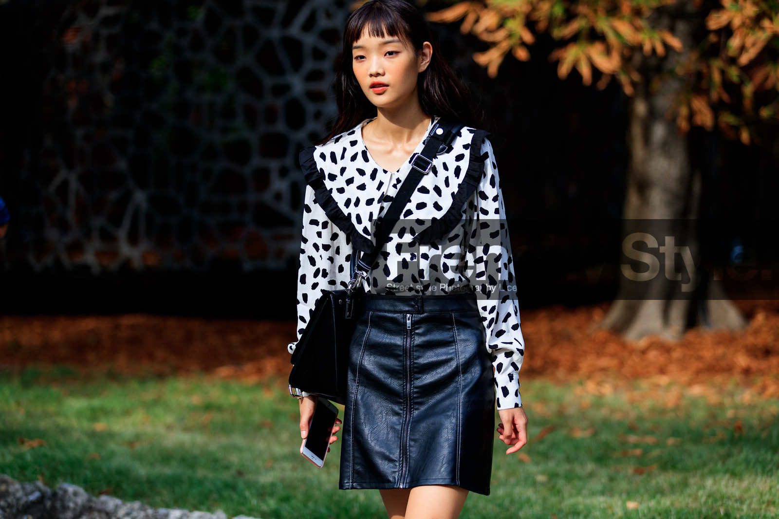 black bag, black skirt, graphic shirt, leather bag, leather skirt, model, printed shirt, ruffles, white shirt, street style, jonathan paciullo, FW, frenchystyle, fashion week, MFW, MILAN, SPRING SUMMER 2019, SS 19, atmosphere details, horizontal, detail