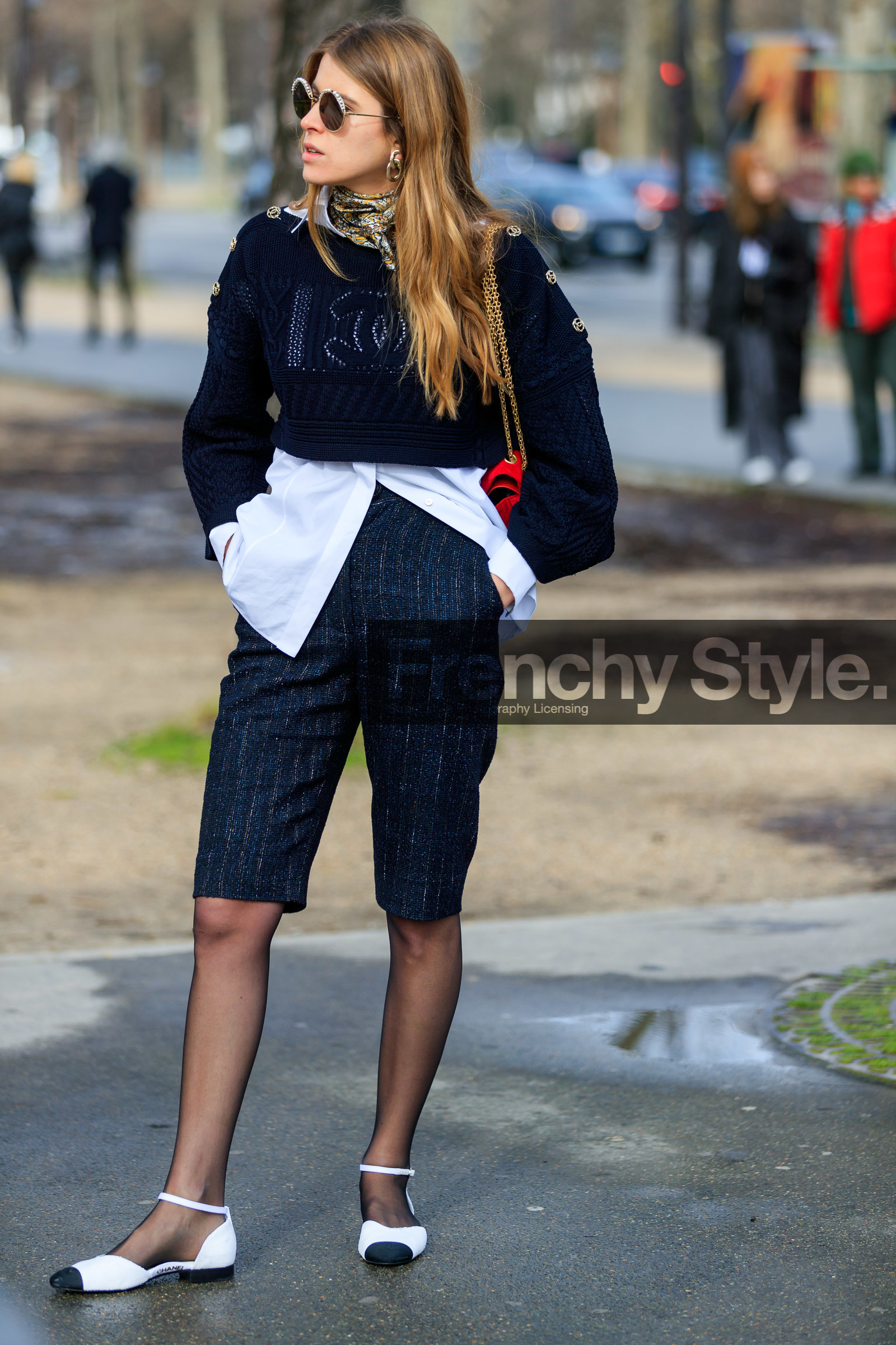 monica ainley, white shirt, black pullover, round shape sunglasses, metalic frame sunglasses, pearl sunglasses, dark grey bermuda shorts, striped bermuda short, lurex bermuda shorts, cropped pullover, brown scarf, yellow scarf, cachemere printed scarf, floral printed scarf, silk scarf, chanel pullover, chanel sunglasses, chanel bermuda shorts, chanel shoes, white leather shoes, black leather shoes, bicolor shoes, flat shoes, mary jane shoes, fashion week, frenchystyle, FW, jonathan paciullo, street style, PFW, PARIS, vertical, full length