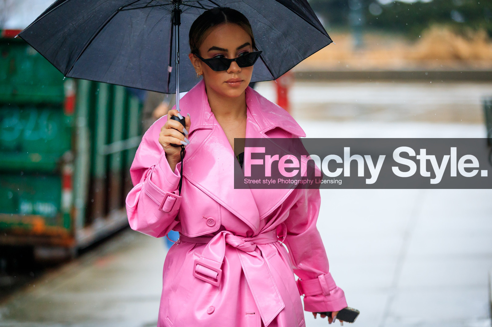 pink coat, sunglasses, trench coat, umbrella, street style, jonathan paciullo, FW, frenchystyle, fashion week, NYFW, NEW YORK, AUTUMN WINTER 2018-2019, AW 18-19, FALL WINTER 2018-2019, FW 18-19, atmosphere details, horizontal, detail
