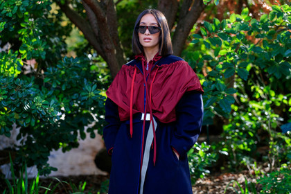 alexandra guerain, navy blue coat, red coat, lacoste coat, lacoste total look, belted coat, raincoat, futurist shape sunglasses, PARIS, PFW, SPRING SUMMER 2020, SS 20, fashion week, frenchystyle, FW, jonathan paciullo, street style, horizontal, atmosphere details, detail