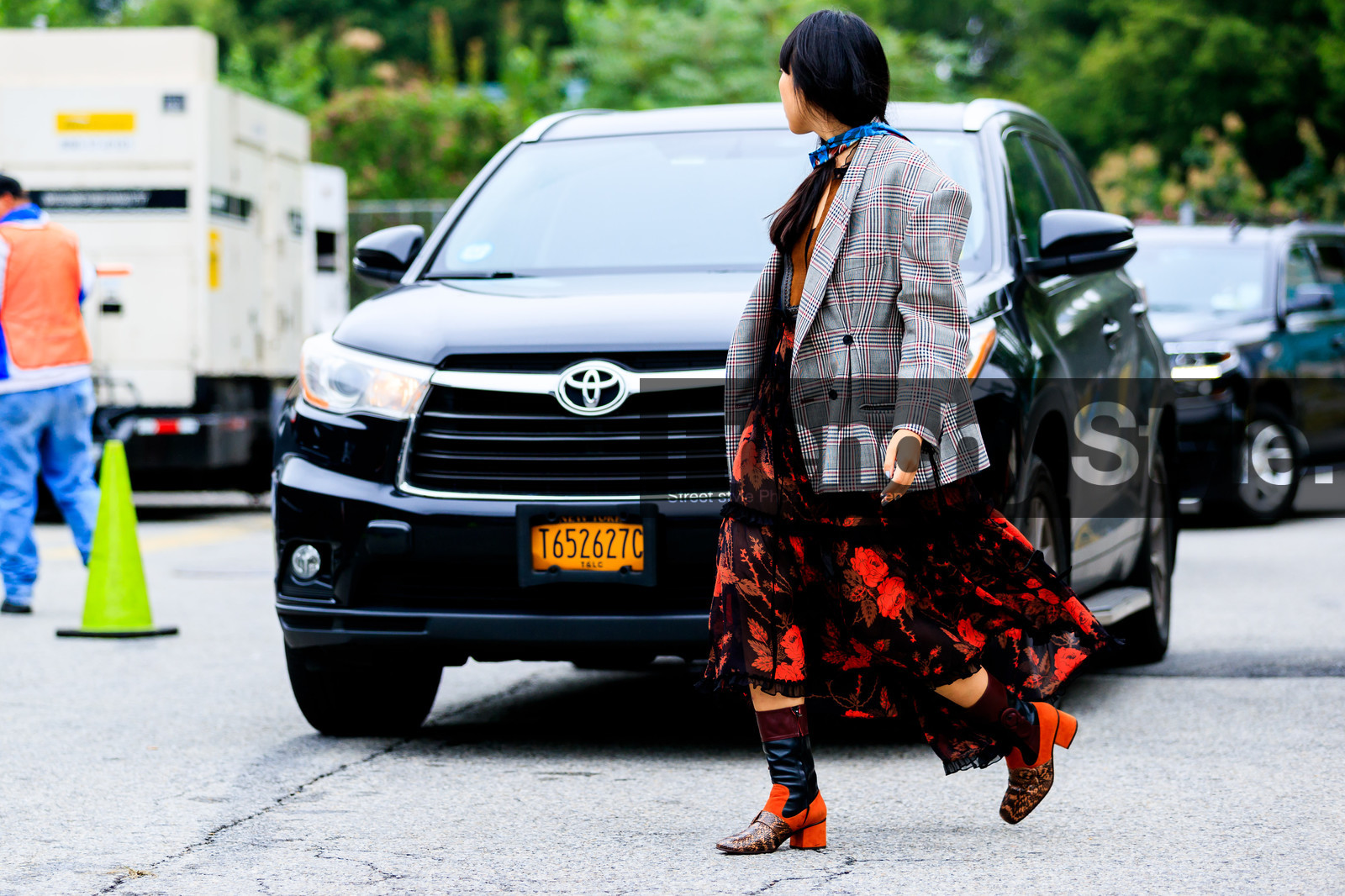 black dress, blazer, bordeaux, burgundy, checked, graphic dress, graphic jacket, grey jacket, high heels, leather shoes, plaid, printed dress, printed jacket, printed shoes, red boots, red dress, susie lau, street style, jonathan paciullo, FW, frenchystyle, fashion week, NYFW, NEW YORK, SPRING SUMMER 2019, SS 19, atmosphere details, horizontal, full length