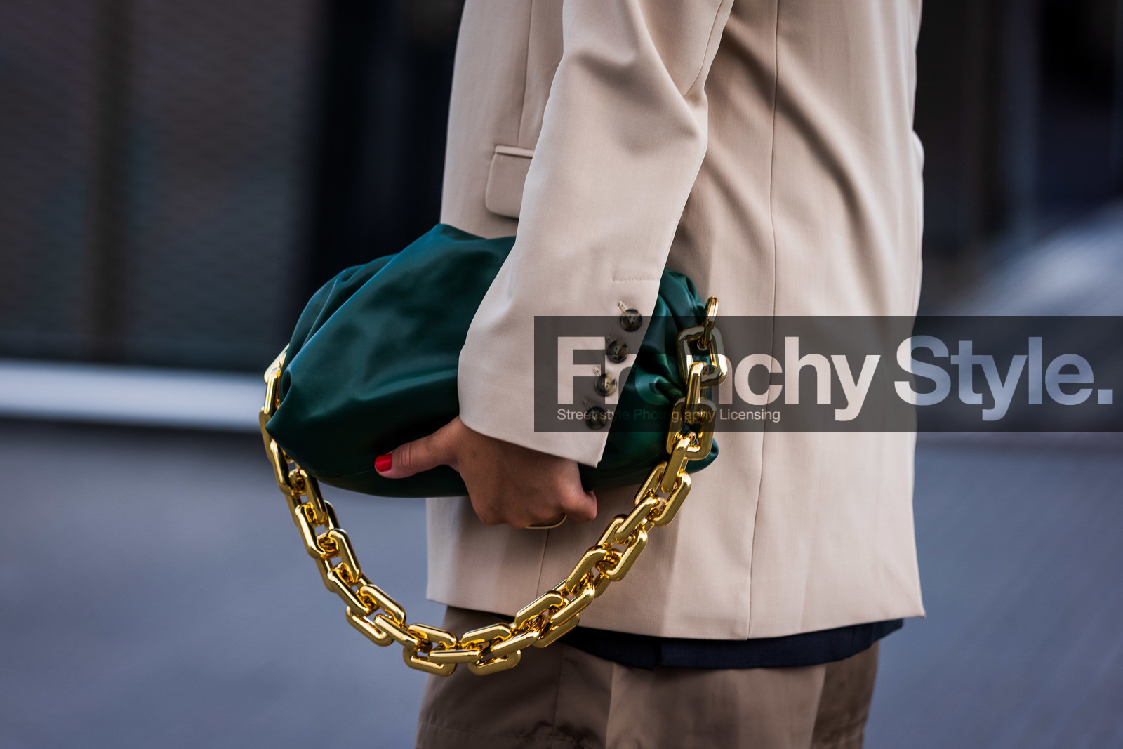 close up detail, bag detail, green leather bag, golden chain strap bag, big chain strap bag, bottega veneta bag, fashion week, frenchystyle, FW, jonathan paciullo, street style, SPRING SUMMER 2022, SS 22, COPENHAGEN, CPHFW, atmosphere details, horizontal
