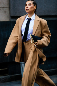 beige jacket, beige pants, beige suits, camel pants, camel suits, camel jacket, oversize jacket, oversize pants, oversize suits, boyish look, white shirt, black tie, black leather clutch, high waist pants, pleated pants, bottega veneta bag, loose pants, loose jacket, karina nigay, street style, jonathan paciullo, FW, frenchystyle, fashion week, MFW, MILAN, SPRING SUMMER 2021, SS 21, vertical, detail