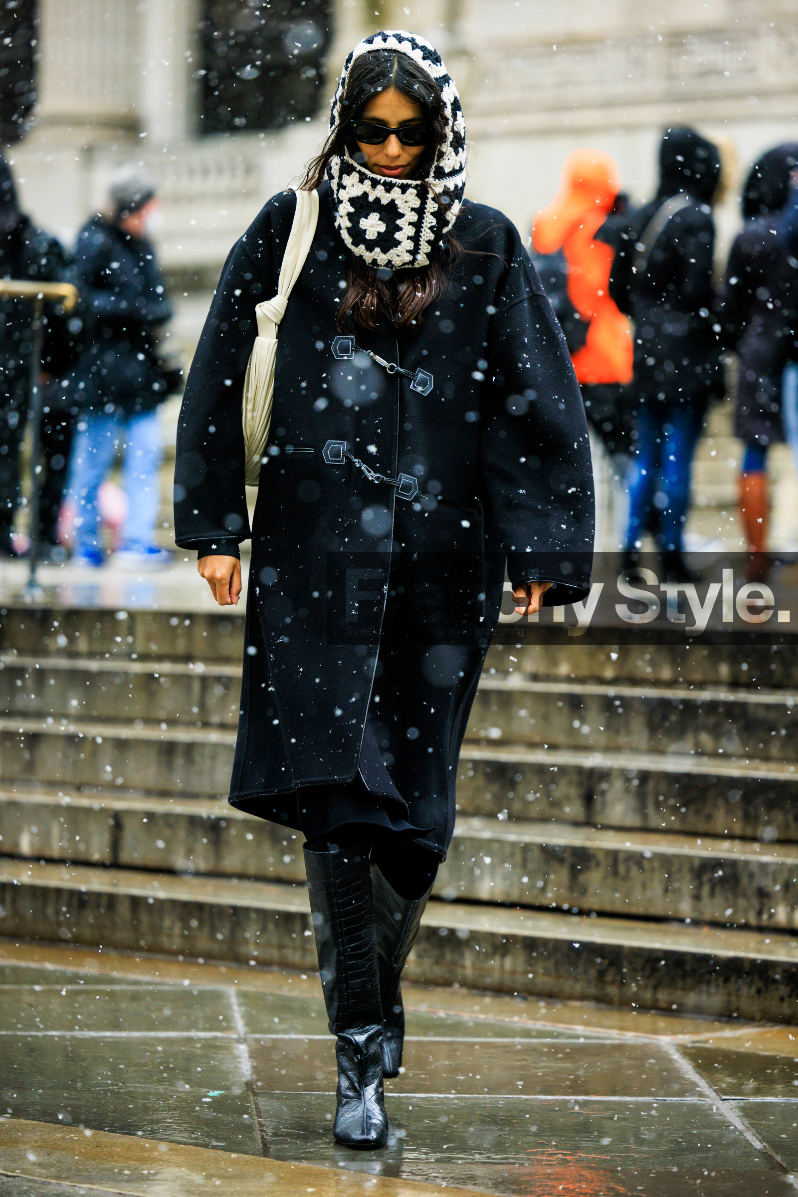 knitted hood, printed hood, black ans white hood, crochet hood, black coat, white handbag, handbag, blacn sunglasses, winter coat, full black look, black boots, leather boots, babba c rivera, fashion week, frenchystyle, FW, jonathan paciullo, street style, NYFW, NEW YORK, AUTUMN WINTER 2022-2023, FALL WINTER 2022_2023, FW 22-23, vertical, full length
