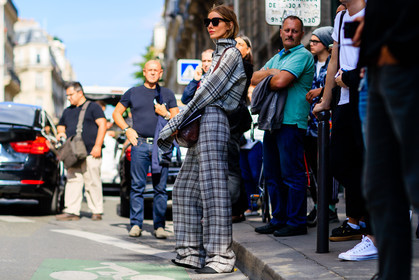atmosphere details, checked pants, checked shirt, choker, fashion week, frenchystyle, full length, FW, graphic shirt, grey pants, grey shirt, horizontal, jonathan paciullo, julie pelipas, leather bag, necklace, PARIS, PFW, plaid, printed pants, printed shirt, SPRING SUMMER 2017, SS 17, street style, striped pants, striped shirt, sunglasses, tone on tone, total look checked, trousers