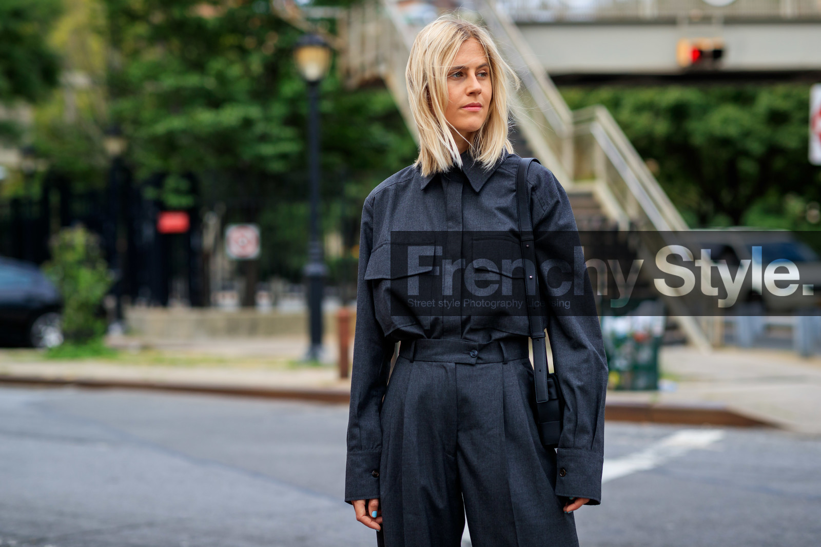 black bag, grey pants, grey shirt, high waist, leather bag, leather shoes, linda tol, trousers, tucked in, street style, jonathan paciullo, FW, frenchystyle, fashion week, NEW YORK, NYFW, SPRING SUMMER 2020, SS 20, horizontal, atmosphere details, detail