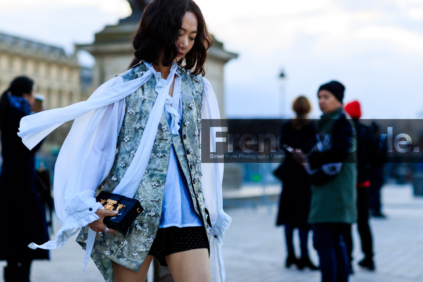 black bag, black shorts, graphic bag, graphic jacket, grey jacket, leather bag, louis vuitton, printed bag, printed jacket, sleeveless, white blouse, street style, jonathan paciullo, FW, frenchystyle, fashion week, PFW, PARIS, AUTUMN WINTER 2018-2019, FALL WINTER 2018-2019, FW 18-19, horizontal, atmosphere details