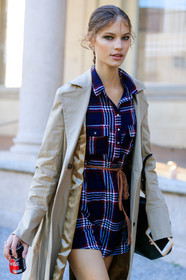 atmosphere details, beige coat, brown belt, detail, fashion week, frenchystyle, FW, graphic dress, graphic shirt, jonathan paciullo, MFW, MILAN, model, printed dress, printed shirt, shirt dress, SPRING SUMMER 2018, SS 18, street style, trench coat, vertical