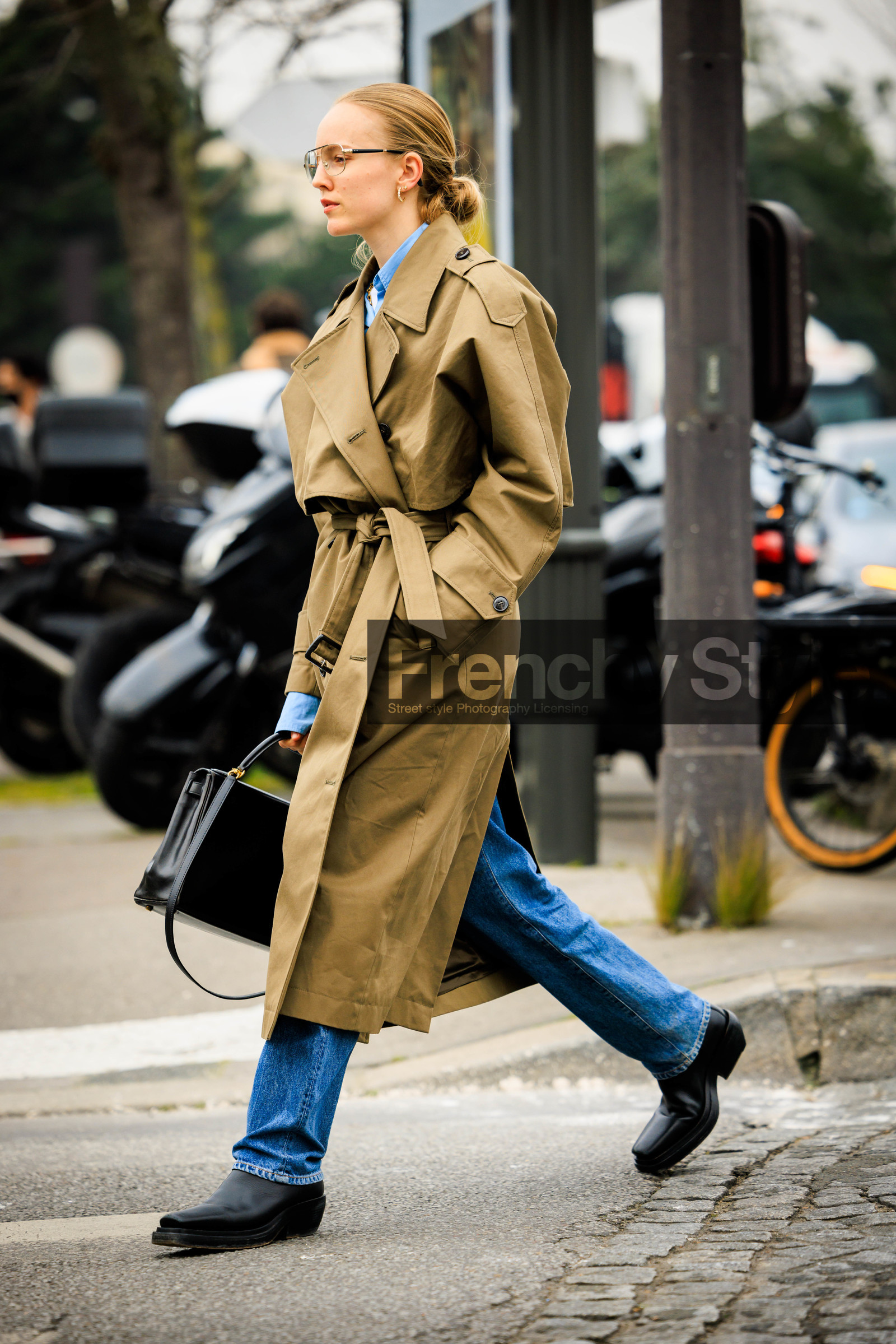 transparent glasses, classic trench, jeans, denim pants, black handbag, black boots, casual look, alexandra carl, street style, jonathan paciullo, FW, frenchystyle, fashion week, AUTUMN WINTER 2022-2023, FALL WINTER 2022_2023, FW 22-23, PFW, PARIS, full length, vertical, beige trench coat
