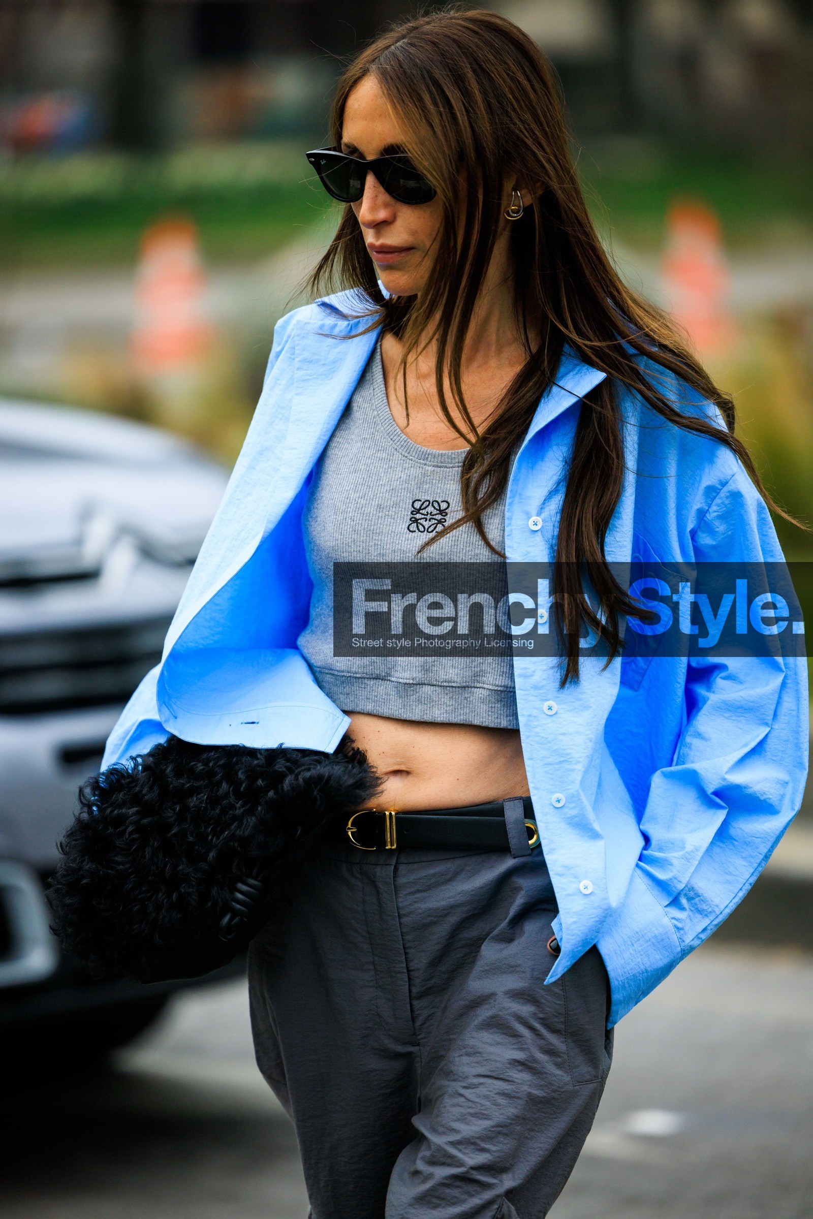 loewe top, grey top, blue shirt, casual look, black belt, furry pouch, black pouch, grey pants, cargo pants, baggy pants, black sunglasses, chloe loulou de saison, street style, jonathan paciullo, FW, frenchystyle, fashion week, AUTUMN WINTER 2022-2023, FALL WINTER 2022_2023, FW 22-23, PFW, PARIS, vertical, detail